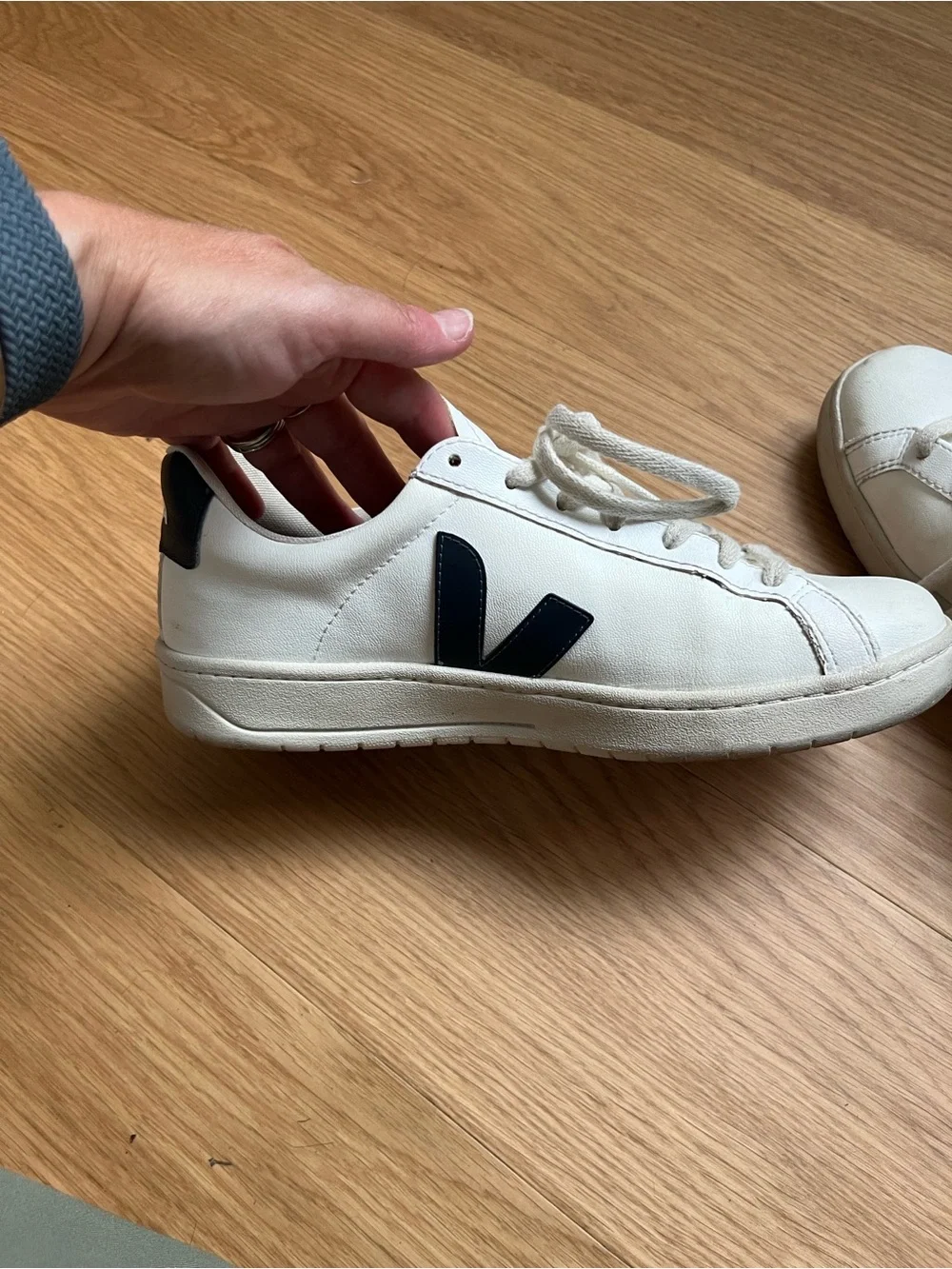 VEJA Women’s  URCA CWL White Nautico sneaker size 9